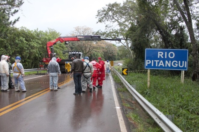 Reparo é feito por guindaste posicionado sobre ponte |