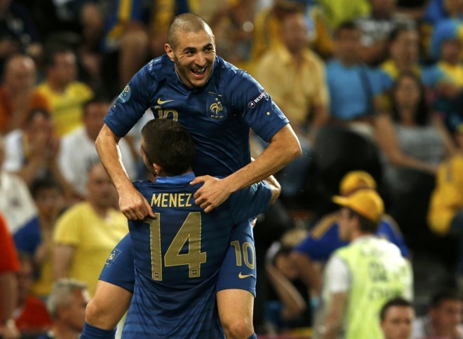 Menez é abraçado por Benzema | 