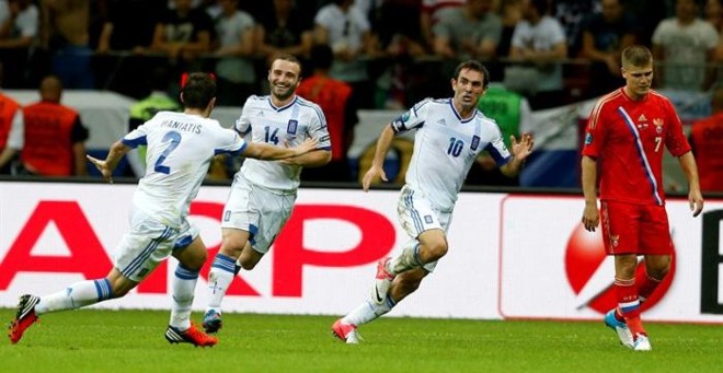 Karagounis (camisa 10) comemora o gol da Grécia contra a Rússia | 