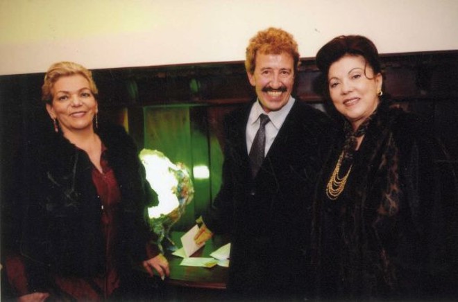 Celso Isidoro, criador das esculturas de luz, ao fundo, com Gilda Cortese Nascimento e Vera Lupion |