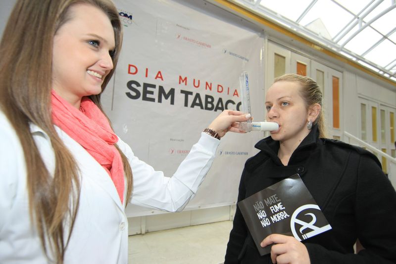 O curso de Medicina da UFPR fez ontem testes gratuitos a fumantes, como Thalyta Pivova | Ivonaldo Alexandre/ Gazeta do Povo