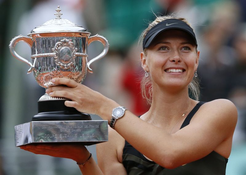 Maria Sharapova com o troféu de campeeã de Roland Garros 2012 | AFP