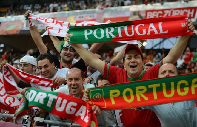 Portugueses mostram faixas da seleção na Arena Lviv | 