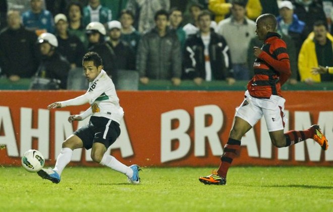 Rafinha dá o passe para Tcheco marcar o terceiro gol do Coxa contra o Atlético-MG | 