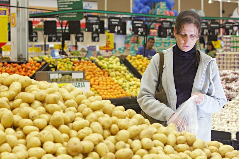 A pedagoga Ana Costin prefere grandes lojas. Mercado de bairro, só para compras de emergência | Felipe Rosa/ Gazeta do Povo