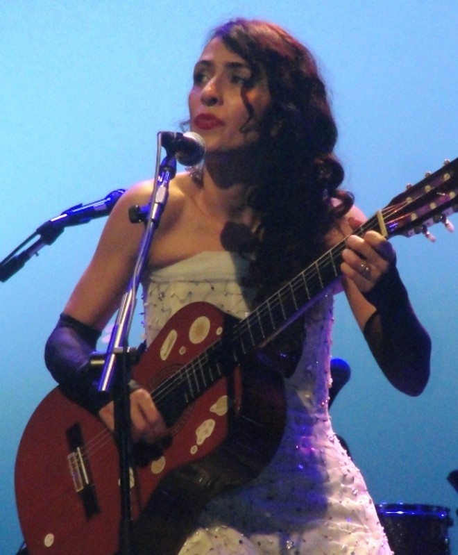 Durante toda a apresentação, Marisa alternou entre a guitarra e o violão | 
