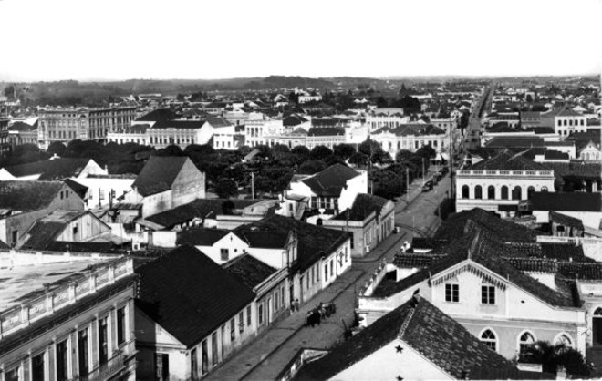 Vista da cidade em 1927, com a Rua do Rosário em primeiro plano. Cenário amplo da urbe sem edifícios tapando o horizonte |