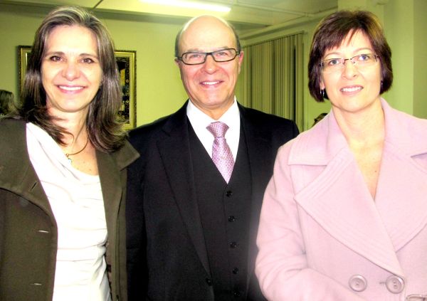 NOVA DIRETORIA -O Hospital Nossa Senhora das Graças conta com nova diretoria médica e coordenadoria, que comandará a instituição até 2014. Os médicos Roberto Gomes de Carvalho e Alcindo Pissaia Junior foram reeleitos aos cargos de Diretor Médico e vice-diretor, respectivamente. Como Diretora Ouvidora de Hotelaria, ocupará o cargo a Ir. Mafalda Genoveva Narzetti, na foto ao lado de dr. Roberto carvalho e da coordenadora da área de Pediatria, Eliana Kuchpil Branco |