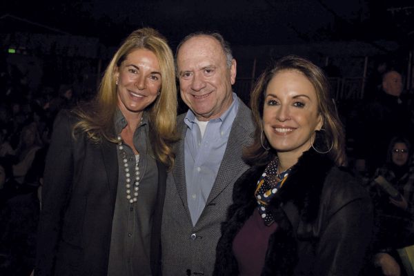 O ex-governador e proprietário do Expo Trade, João Elísio Ferraz de Campos, e sua mulher, Regina Martelli (à dir.), com Aparecida Marinho, uma das integrantes da comitiva carioca que veio assistir a pré-estreia do espetáculo Varekai, do Cirque Du Soleil, na quinta-feira | MIBcine