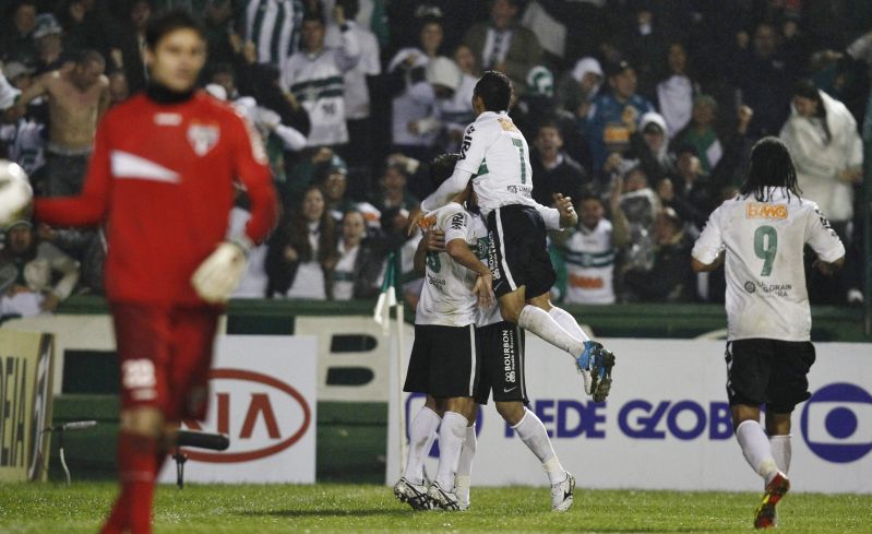 Everton Ribeiro marcou o segundo gol do Coxa, que garantiu a classificação, e foi abraçado pelos companheiros | Daniel Castellano / Gazeta do Povo
