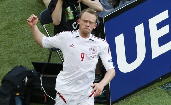Krohn-Dehli celebra o gol decisivo que marcou para a Dinamarca | 
