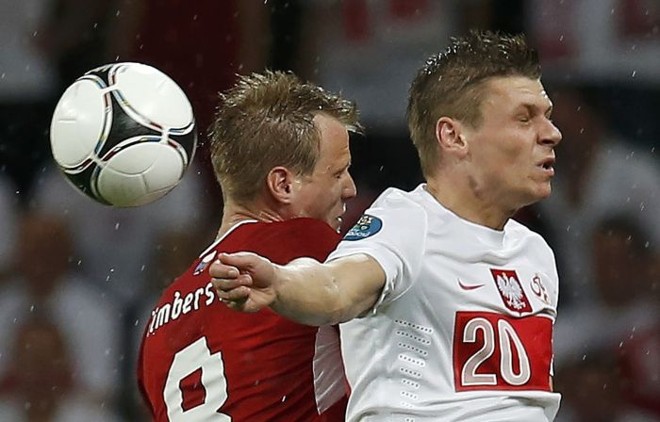 Polonês Lukasz Piszczek divide a bola com o tcheco David Limbersky | 