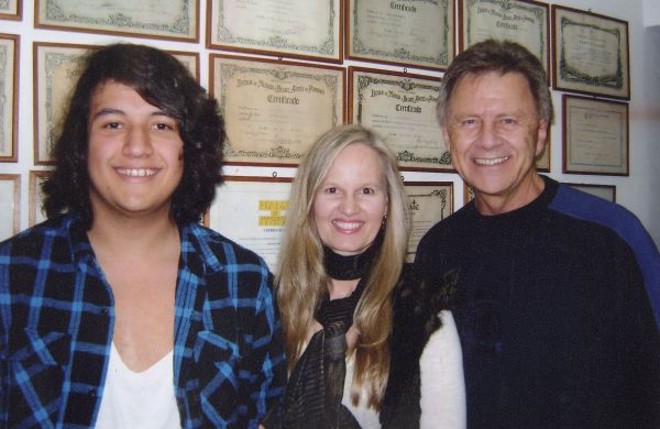 Em audição da Escola de Música da Capo Studio, referencial no ensino, o arquiteto Rodolfo Doubek Filho(extrema direita), seu sobrinho, Igor Stein Vieira de Araújo, cursando Canto, e Zuleica Malucelli, coordenadora do curso |