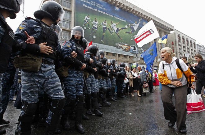 Policiais bloqueiam acesso à praça que será destinada a torcedores na Eurocopa deste ano | Alexander Demianchuk /Reuters