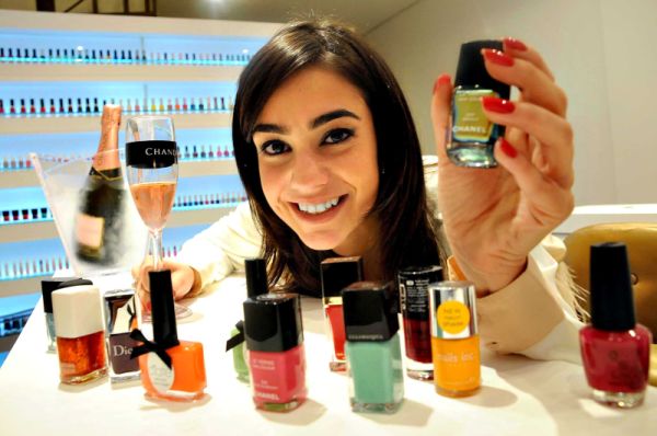 Pietra Juglair Souza recebeu amigos ontem para a inauguração do primeiro Nail Bar de Curitiba, misto de salão de beleza e bar de drinks e comidinhas, no Shopping Hauer, no Batel | Kraw Penas