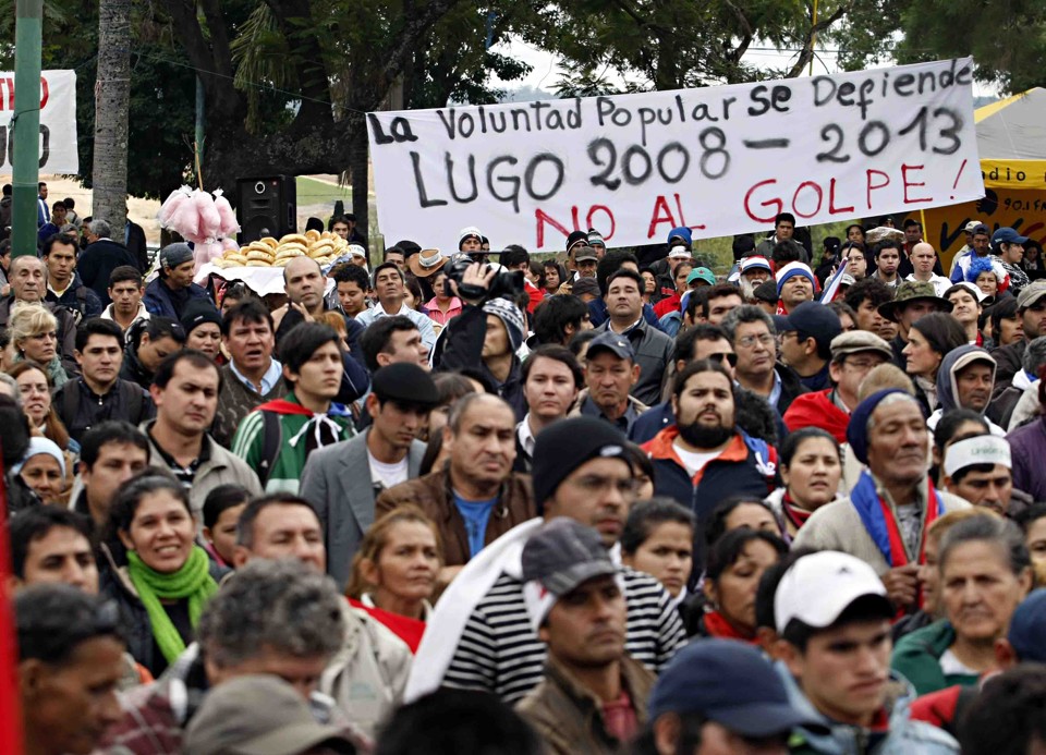 Manifestantes foram para a frente do Congresso paraguaio para apoiar o presidente Fernando Lugo | Christian Rizzi/Gazeta do Povo
