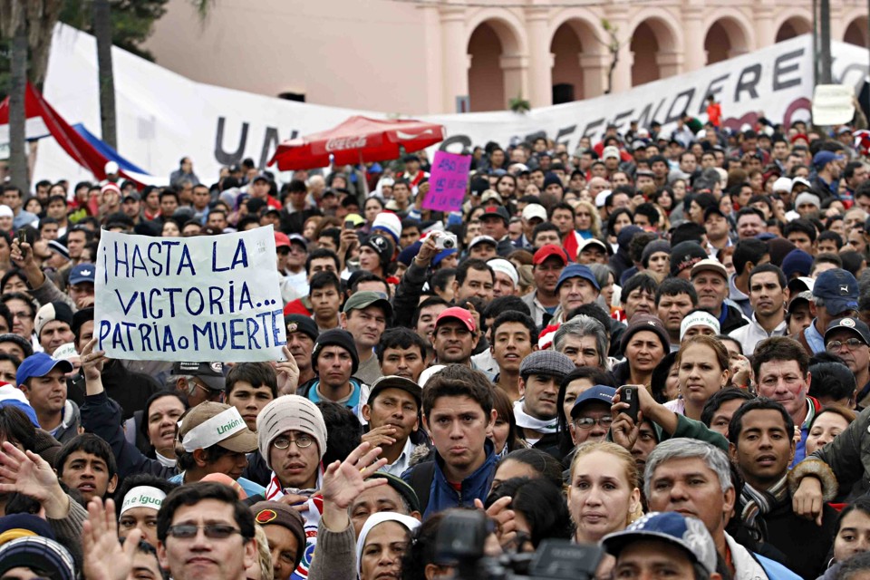 Manifestantes em frente ao Congresso paraguaio nesta sexta-feira (22) | Christian Rizzi/Gazeta do Povo