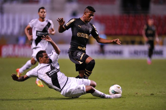 Lennon, do Botafogo, tenta escapar da marcação na derrota por 2 a 1 para a Ponte Preta no Engenhão | Fernando Soutello/Agif