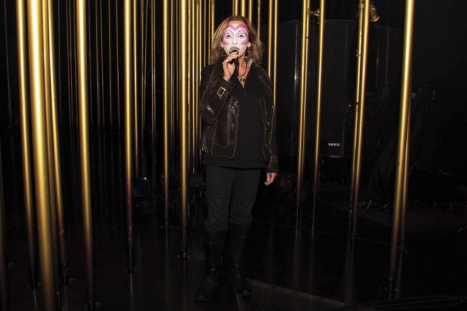 Isabelle Corradi, que é irmã da compositora da trilha sonora de Varekai: cantora responde ao estado de espírito dos artistas ao entrarem no palco |