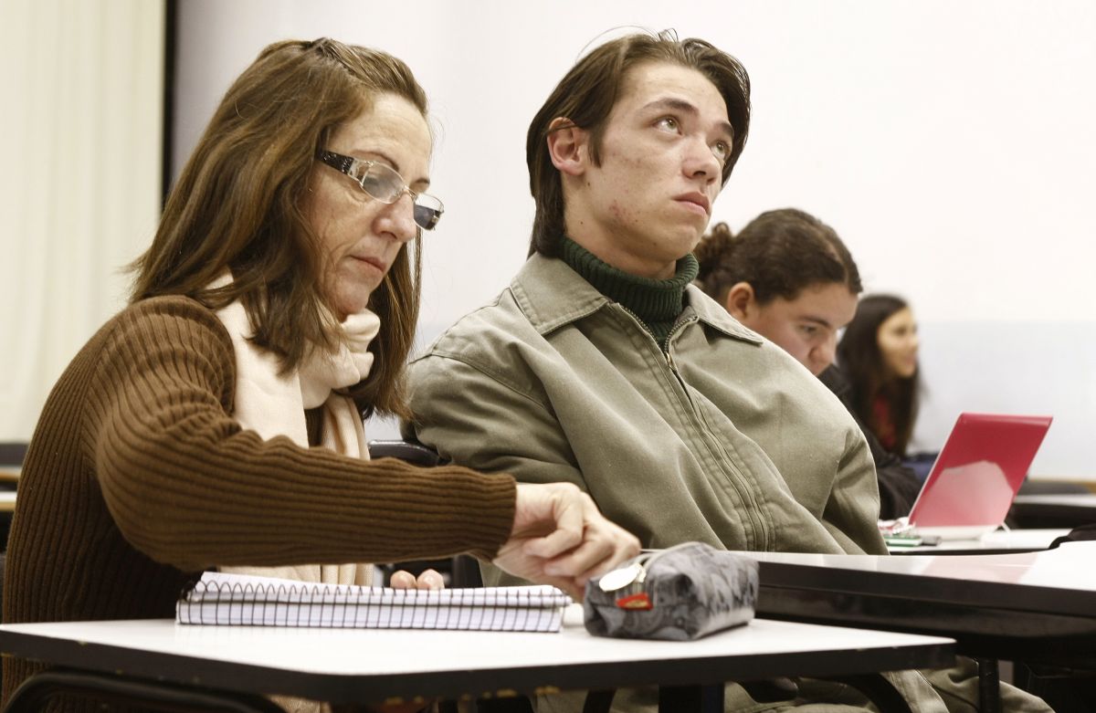 Todos os dias, das 19h às 22h30, Márcia anota cada palavra que os professores falam, sempre junto de Márcio | Hugo Harada / Gazeta do Povo