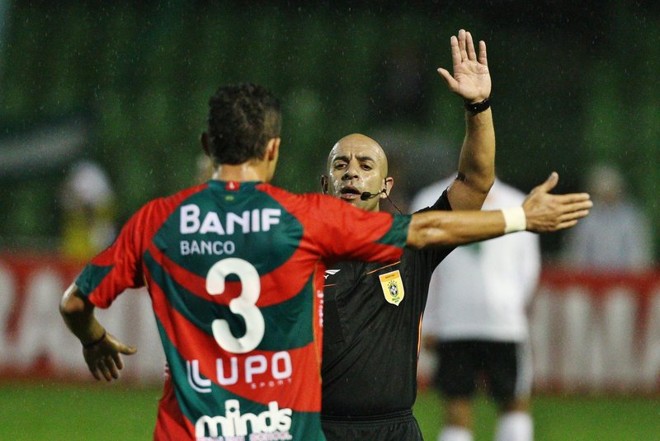 Zagueiro Gustavo, da Lusa, reclama com o juiz durante a partida |