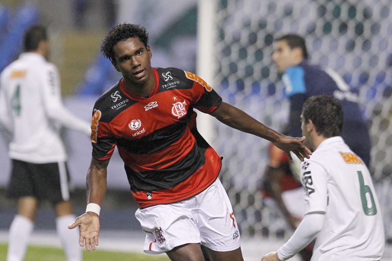 Luiz Antonio comemora o segundo gol do Flamengo contra o Coritiba | Wagner Meier/ Fotoarena