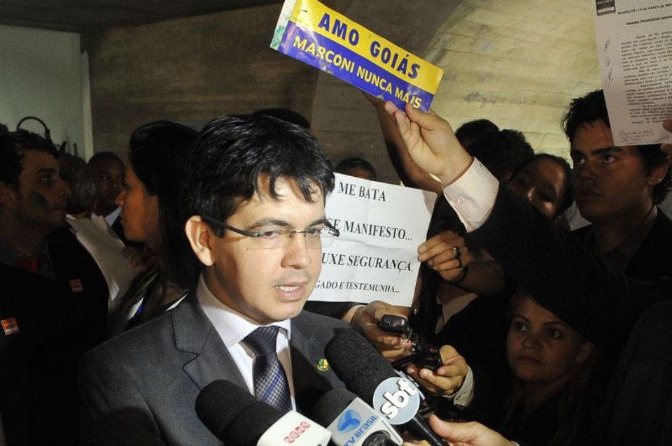 Em uma pausa na sessão, o senador Randolfe disse aos jornalistas que as perguntas ao governador foram "leves demais" | Antonio Cruz/ABr