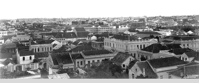 Vista de Curitiba, tirada da torre do Colégio Divina Providência em direção ao Sul. A foto é de 1928 |