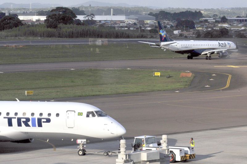 Aviões no pátio do Aeroporto Afonso Pena: juntas, Trip e Azul operam 39 rotas no Paraná | Daniel Caron/ Gazeta do Povo