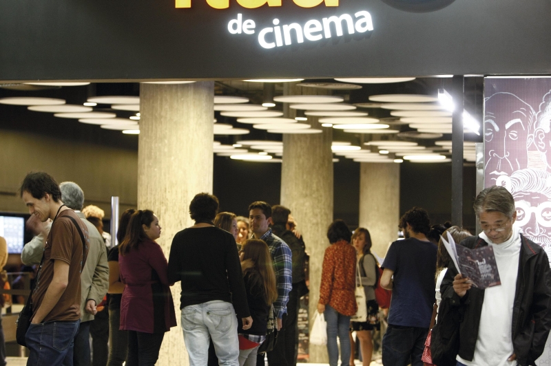 Entrada gratuita para o Festival Internacional de Curitiba lotou o Espaço Itaú na última semana | Hugo Harada/Gazeta do Povo