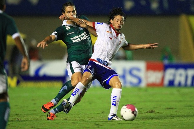 O paranista Arthur disputa a bola com Rafael Tolói na derrota tricolor em Goiânia | Zuhair Mohamad/O Popular/Futura Press