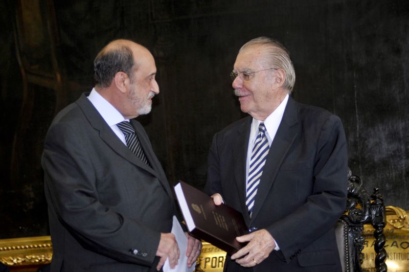 Gilson Dipp e José Sarney: ministro do STJ, que comandou a comissão de juristas responsável por elaborar o anteprojeto do novo Código Penal, entregou o texto ao presidente do Senado | José Cruz/Ag. Senado