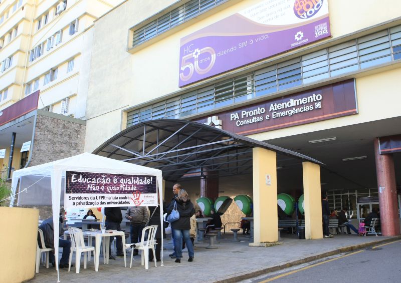 40% dos 1,9 mil servidores do hospital cruzaram os braços nesta segunda-feira | Aniele Nascimento/ Gazeta do Povo