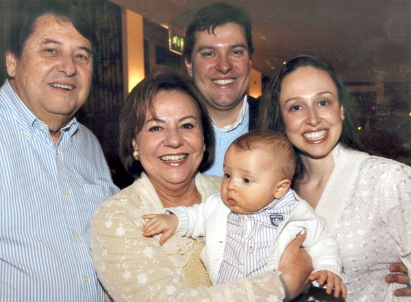 COMEMORAÇÃO EM GENEBRA- Dilza e Genard Barreto comemoraram o primeiro aniversario do neto Enzo em Genebra, ao lado dos pais do belo garoto, Alexandre e Tatiana Gulin Barreto |