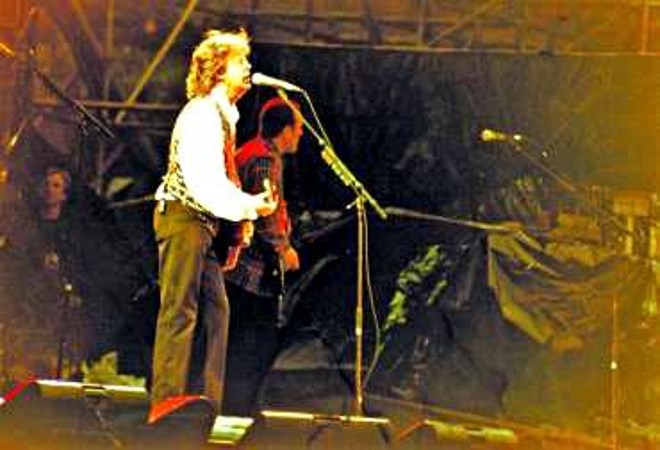 1993 - O ano em que a capital paranaense completou 300 anos foi o mais fértil em grandes shows na cidade. No dia 5 de dezembro, o ex-Beatle Paul McCartney esteve pela primeira e única vez em Curitiba, e fez um show histórico na Pedreira |