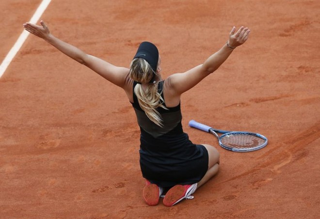 A tenista russa celebra após o ponto final da decisão de Roland Garros |