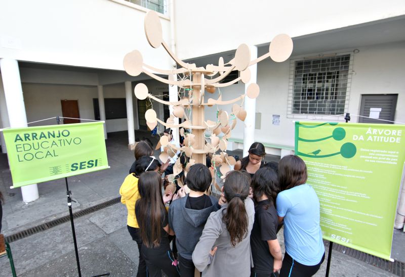 Crianças e jovens do Colégio Hildebrando colocaram seus sonhos na árvore de atitudes | Antônio More/ Gazeta do Povo