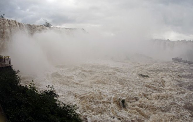 Imagens das Cataratas do Iguaçu, em Foz, nesta terça-feira (19): volume de água passou dos 6 milhões de litros por segundo |