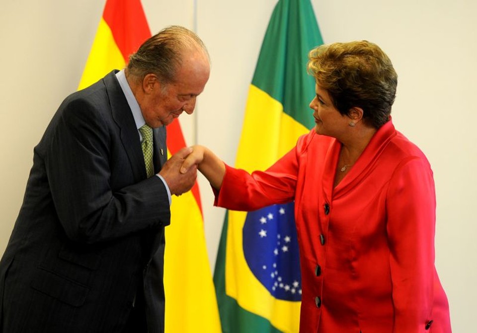 Rei Juan Carlos I da Espanha cumprimenta a presidente Dilma Rousseff durante encontro em Brasília | AFP PHOTO/Pedro LADEIRA