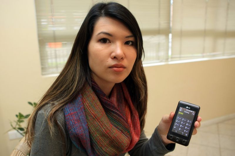 Agora tomo cuidado ao fazer e ao receber chamadas a cobrar. Desligo se eu percebo que pode ser uma ligação a cobrar sem a musiquinha. -Sayuri Wolff, que diz ter recebido ligações a cobrar sem a gravação que anuncia a cobrança | Aniele Nascimento/ Gazeta do Povo