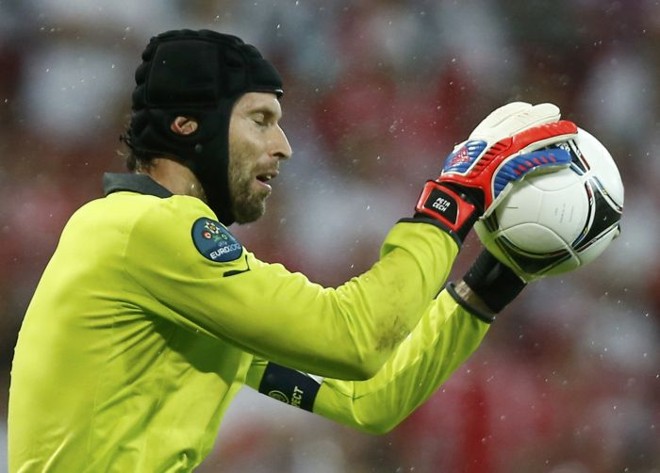 Petr Cech defende a bola na partida entre República Tcheca e Polônia | 