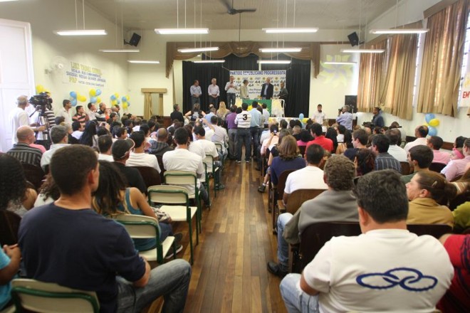 Luciano Ducci com o pessoal do PSDC, no Hotel Slavieiro |