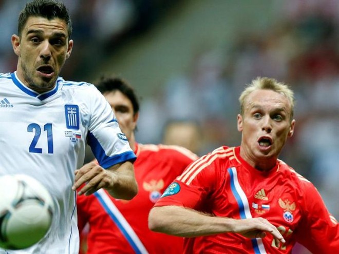 Grego Katsouranis divide a bola com o russo Glushakov | 