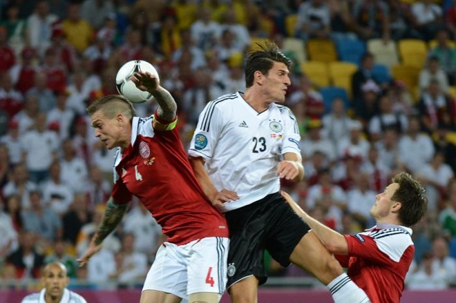 Alemão Mario Gomez disputa a bola com o dinamarquês Agger | 