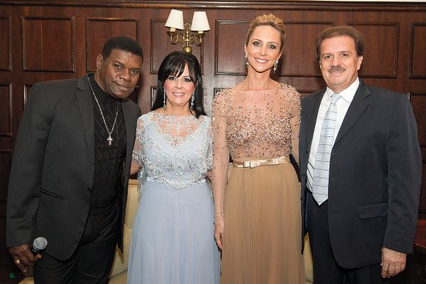 A empresária Rita Cooper Mylla (à esq.) com o cantor Emílio Santiago, o maestro Eduardo Lages e Greyci Faria, que assinou a decoração da festa dos seus 50 anos, na última sexta-feira, no Graciosa Country Club | Diego Pisante