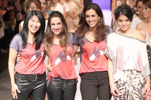 As estilistas da Lafort, Lea Okamoto e Luisa Fayad Gnoato, e a empresária Irit Czerny com Thais Rocha, moradora da Ilha do Mel, que abriu o elogiado desfile da grife paranaense no primeiro dia do Paraná Business Collection na noite de terça-feira, no Cietep | Ricardo Pacak