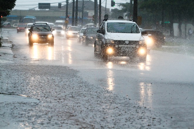 Em Londrina, o aumento do número de veículos no trânsito deixa o tráfego lento e exige mais atenção dos motoristas | 