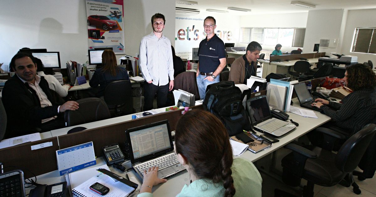 O gestor da Totvs Antonio Annies e o jovem Marcos Perusselo, contratado após um curso de capacitação | Felipe Rosa / Gazeta do Povo