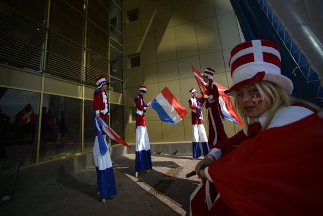 Torcedores de Dinamarca e Holanda antes do duelo entre as duas equipes na Euro | 