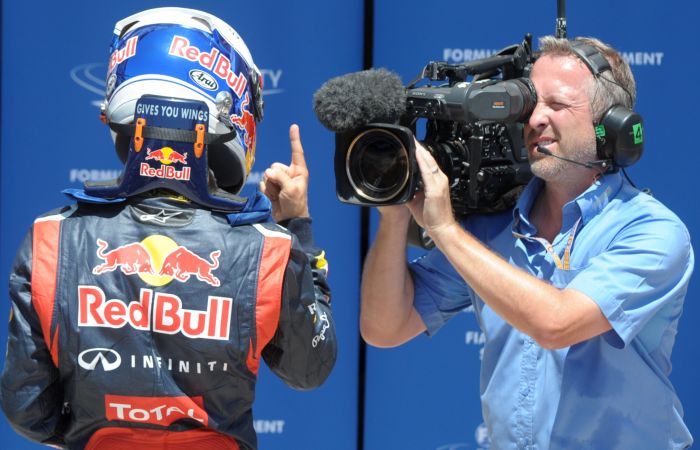 Vettel faz o gesto de número 1, referente à sua pole, para a câmera | Tom Gandolfini/AFP
